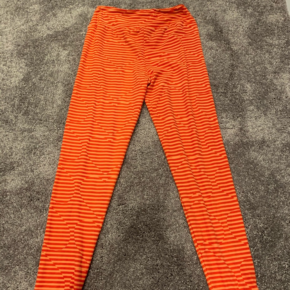 EUC Women’s pink & orange heart leggings
